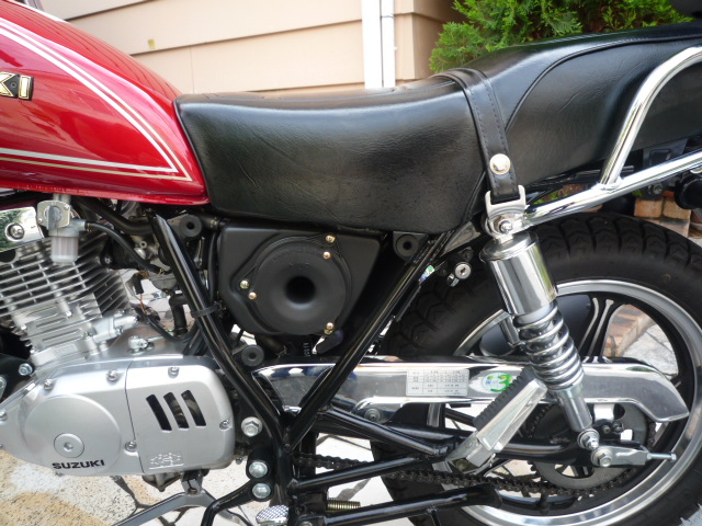 スズキ GN125 バーガンディタンクとサイドカバー